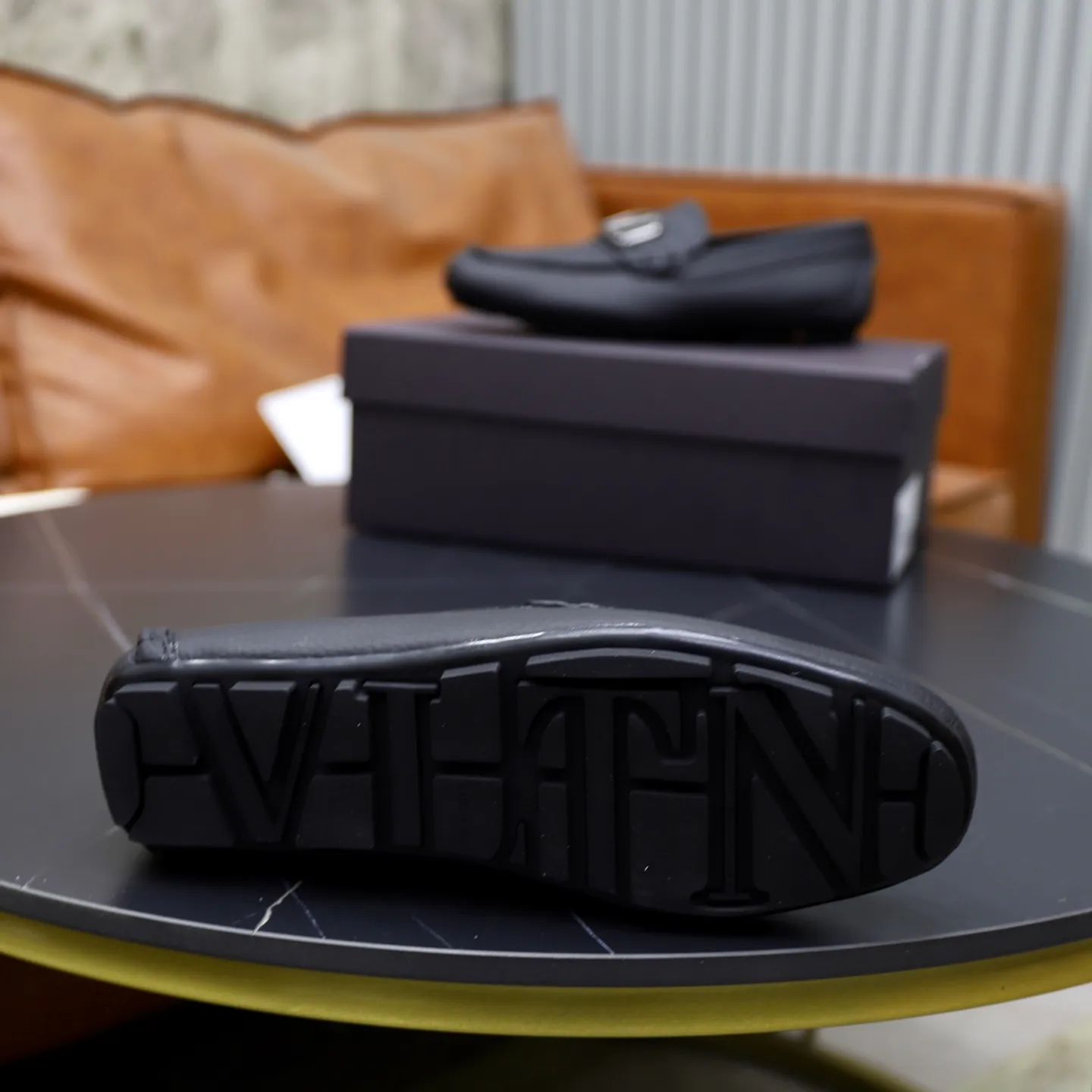 Men's shoes: 640💰VALENTINO, made of imported cowhide with imported water-dyed cow lining, iconic hardware and iconic wear-resistant outsole. 38-45 (customized at 45) VALENTINO packaging All orders enjoy the brand’s iconic product packaging